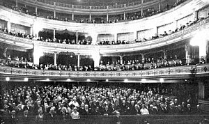 Zuschauer im Theater 1920