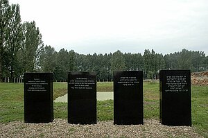 Gedenksteine in Auschwitz-Birkenau