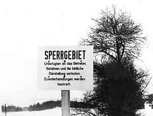 Sperrgebiet-Beschilderung am Cospoth bei Jena 1977