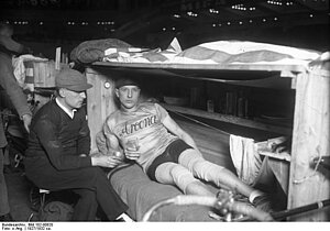 Radrennfahrer bei einer Pause 1927 beim 6-Tage-Rennen