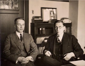 Charles Best und Frederick Banting etwa 1924