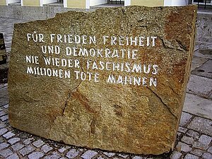 Mahnstein vor dem Geburtshaus Adolf Hitlers
