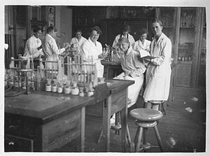 Chemie bei Dr. Droop 1929: Mädchen in der Schule