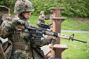 Frau an der Waffe - Bundeswehr