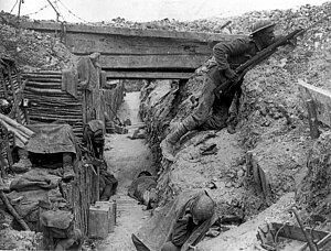 Soldaten im Schützengraben während des Zweiten Weltkriegs