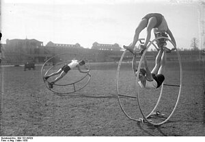 Übungen am Rhönrad 1930