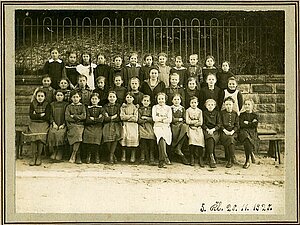 Mädchen mit ihrer Schulklasse 1920