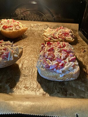 Pizzabrötchen bei 200°C Ober-/Unterhitze 15min backen